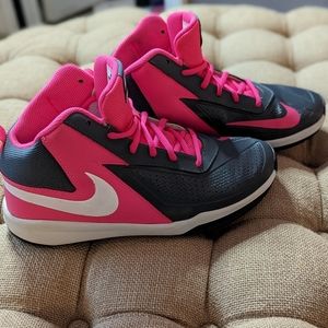 NIKE Team Hustle D7 Sneakers